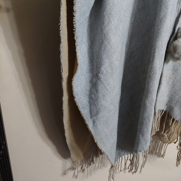 Andrew Marc Light Gray Flint Poncho Shawl Size Women's One Size NEW with Tags - Picture 6 of 10